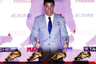CR7 recibe la Bota de Oro AP News